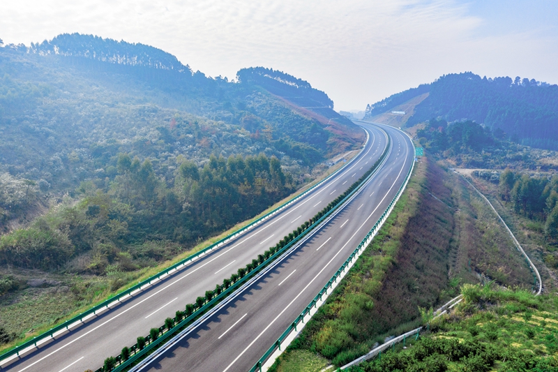 6.高速公路與群山相連，植被覆蓋率高，與原生態(tài)環(huán)境恢復有機結合.jpg